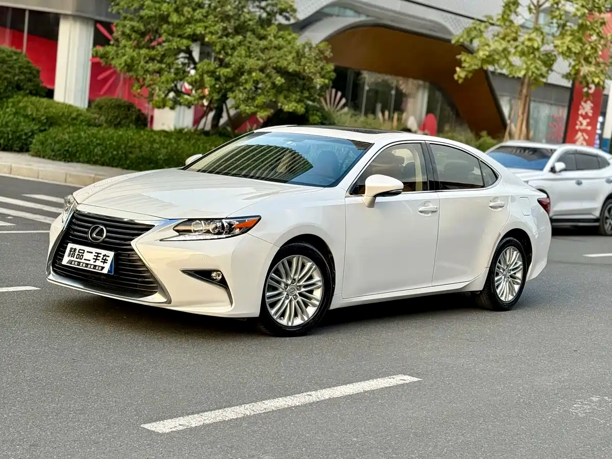Photo 1 - Lexus ES