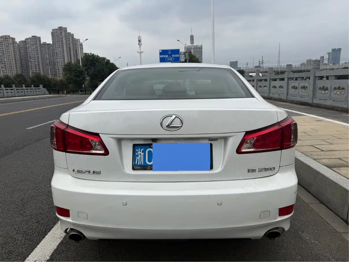 Фото 8 - Lexus IS