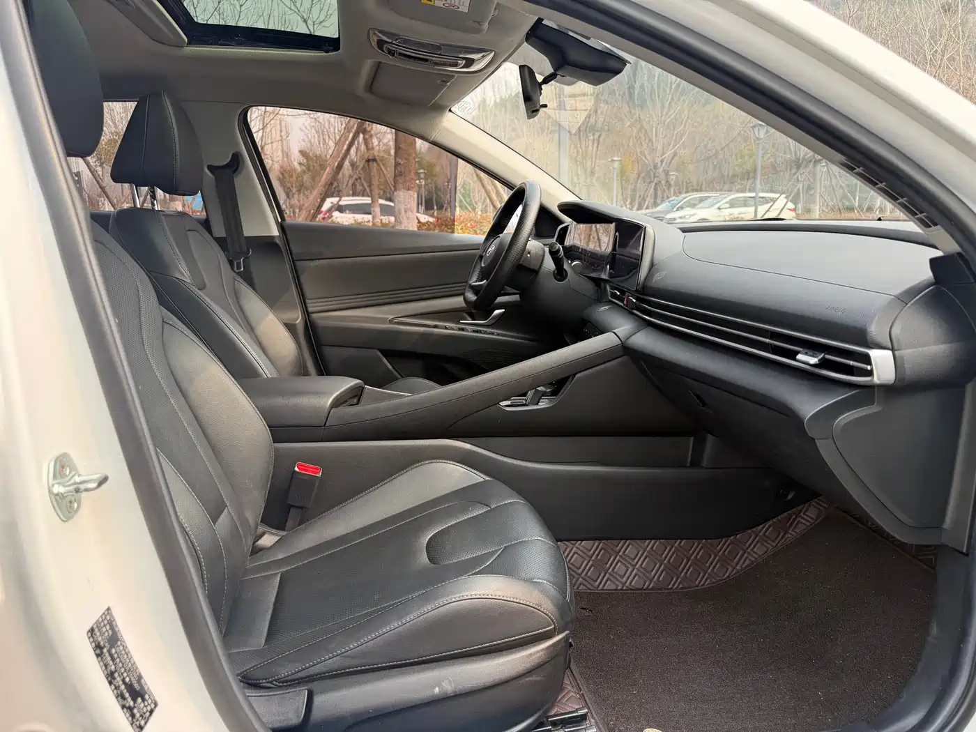 Hyundai Elantra 2021 1.5L CVT LUX Premium Edition фото 6