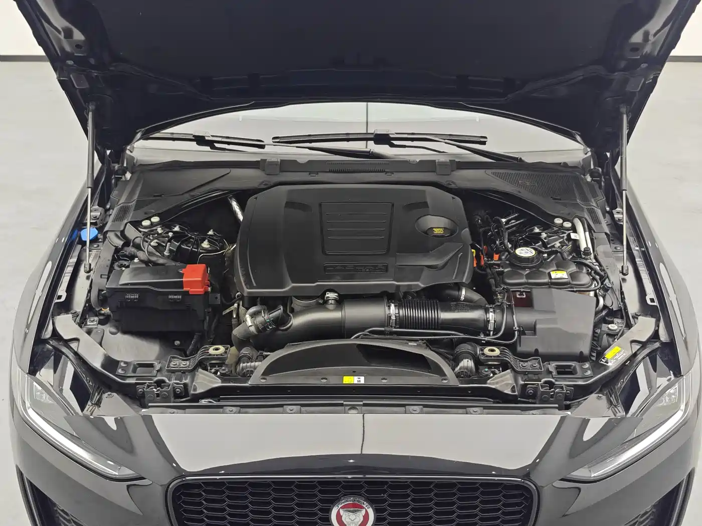 Jaguar XEL 2021 2.0T 250PS Gloss Black Sport Edition фото 8