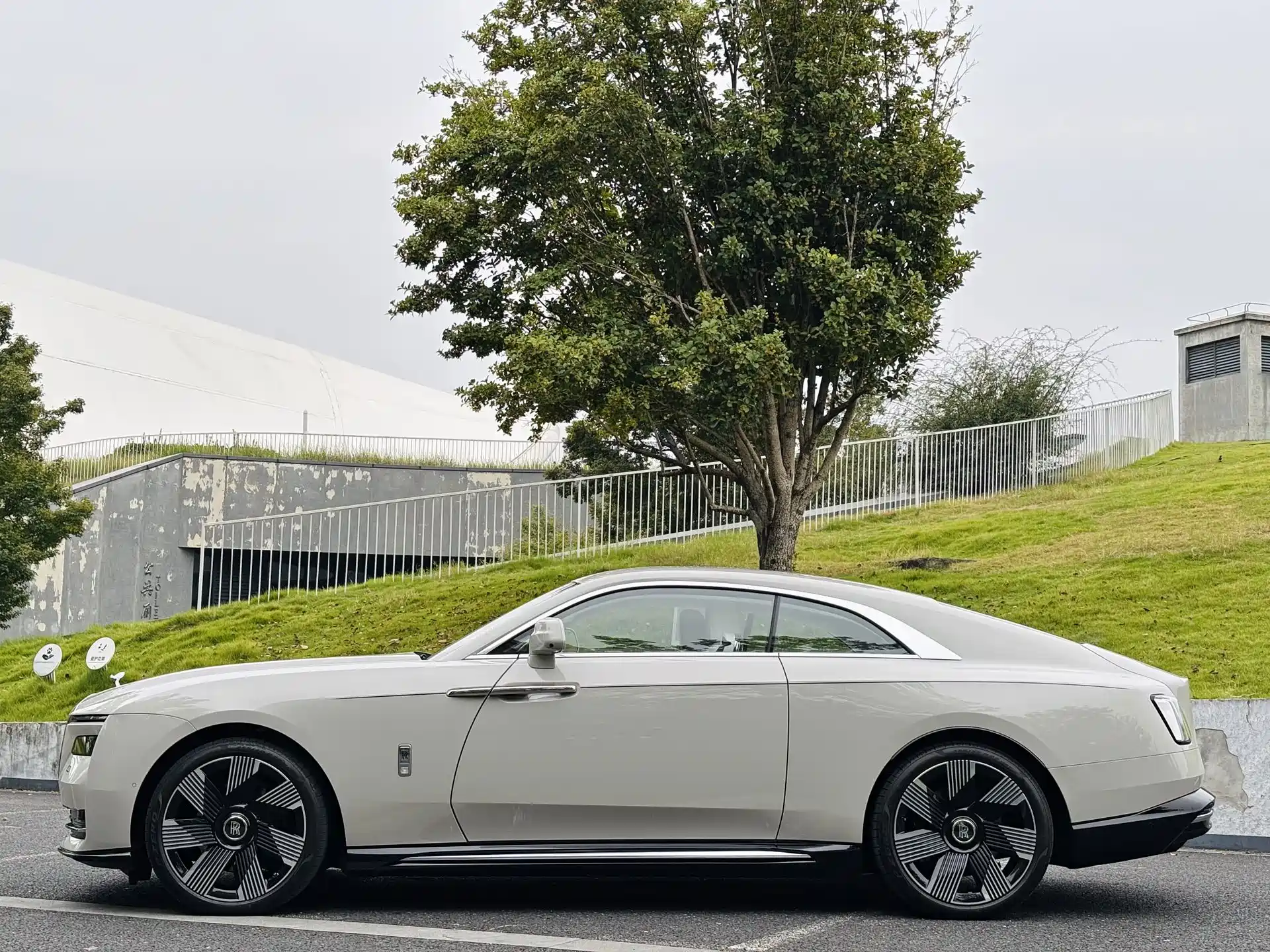 Фото 4 - Rolls-Royce Spectre