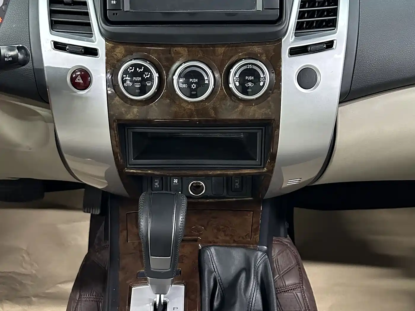 Mitsubishi Pajero Sport 2013 3.0L Automatic 4WD Flagship фото 20