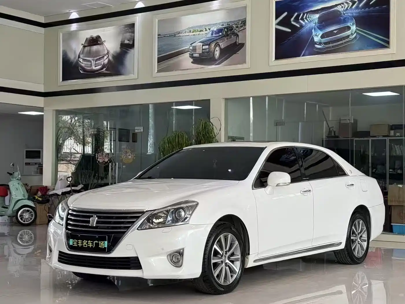 Toyota Crown 2012 2.5L Royal Leather Edition фото 2