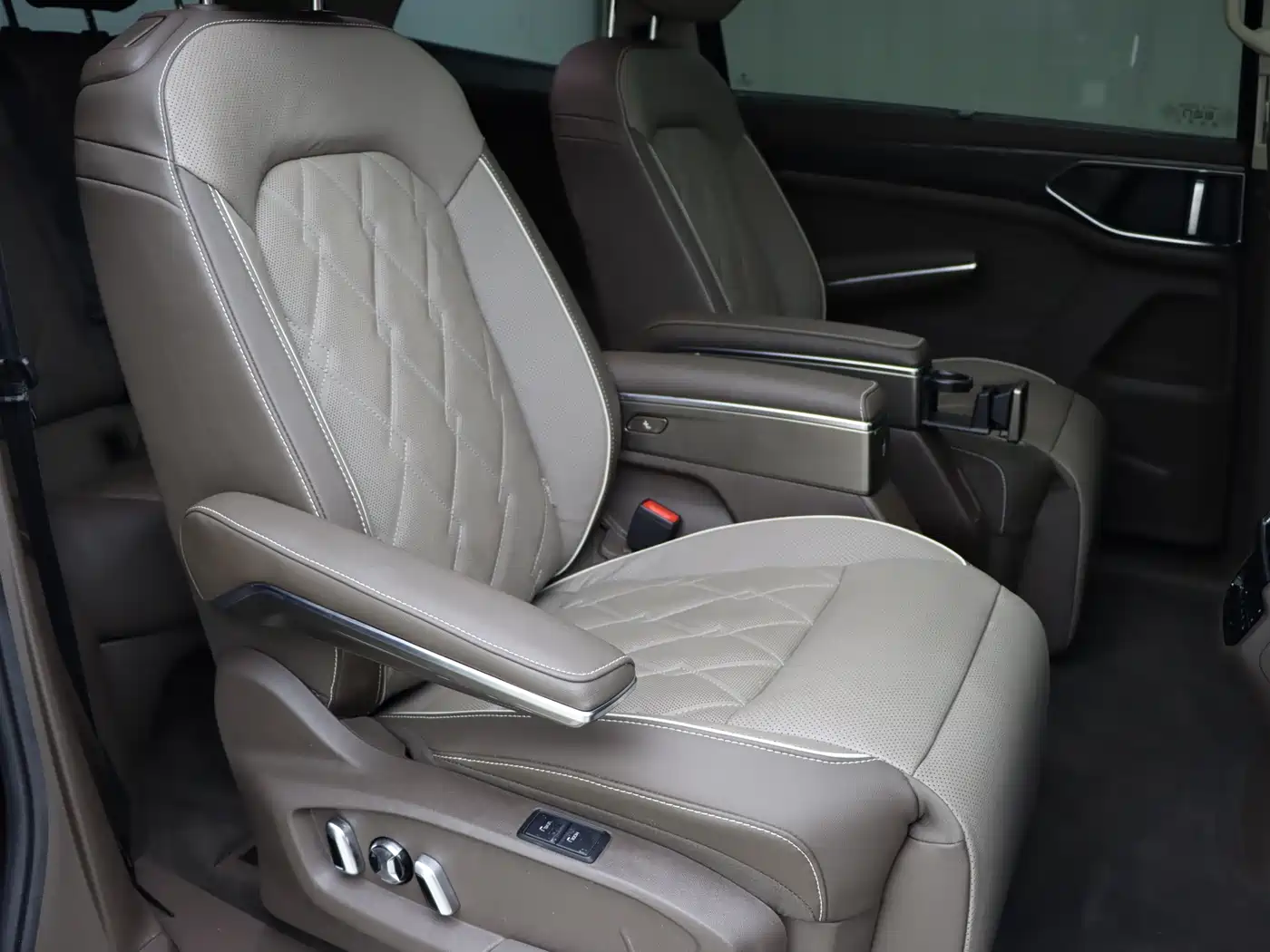 Volkswagen Viloran 2023 Facelift 380TSI Premium Edition фото 10