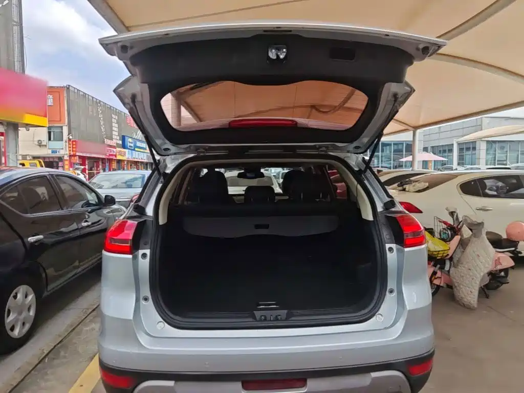 Фото 19 - Geely Atlas