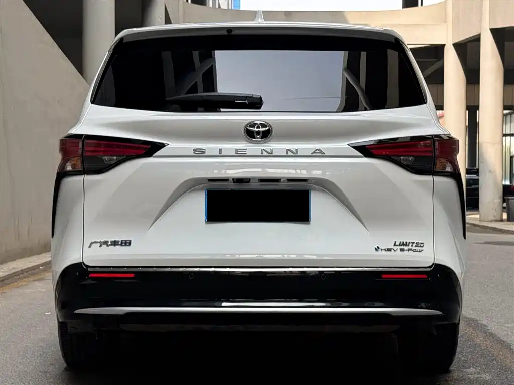 Toyota Sienna 2024 2.5L Hybrid 4WD Premium Edition фото 4