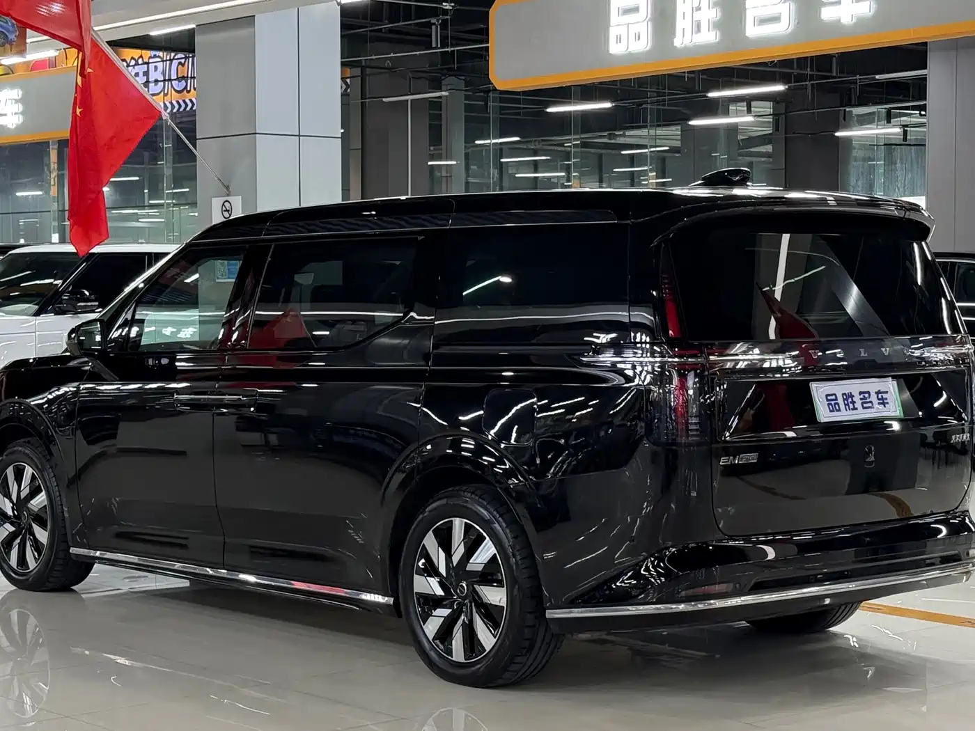 2025 Volvo EM90