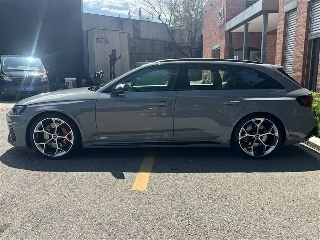 AUDI RS 4