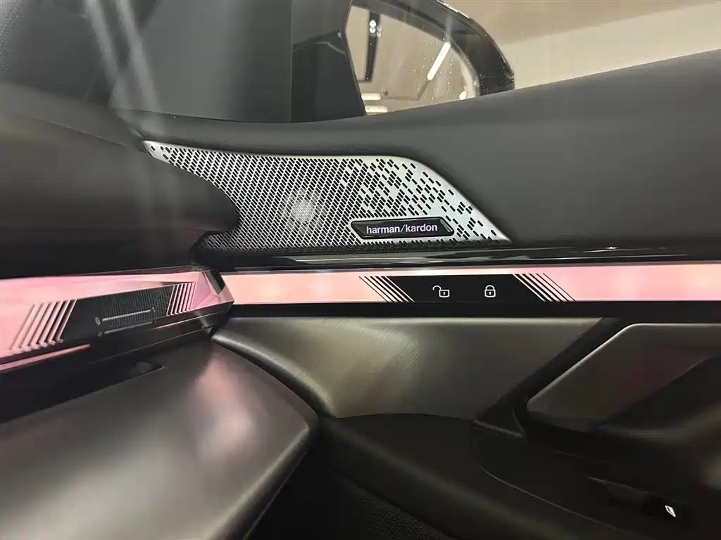 BMW 5 Series 2025 530Li Leading M Sport Package фото 11