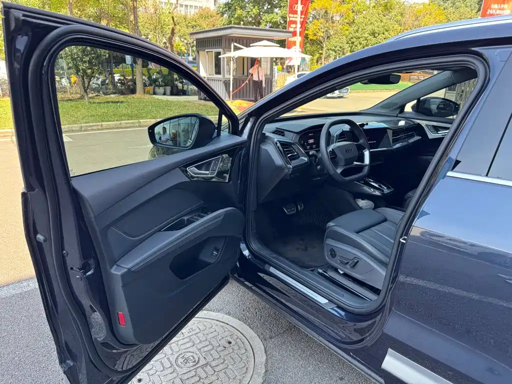 Photo 12 - Audi Q4 e-tron