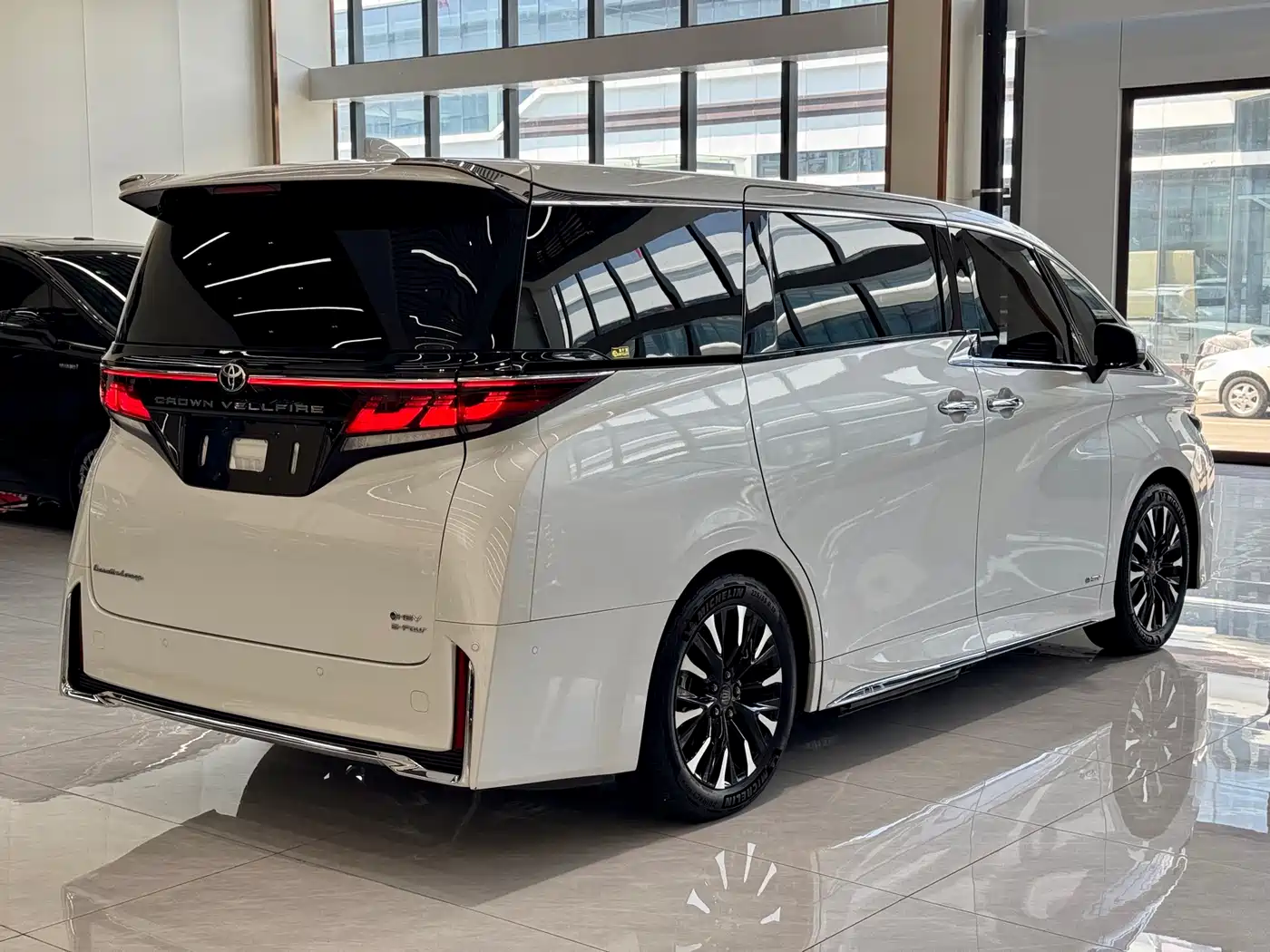Toyota Vellfire 2024 Crown Hybrid 2.5L Executive Premium Edition фото 15