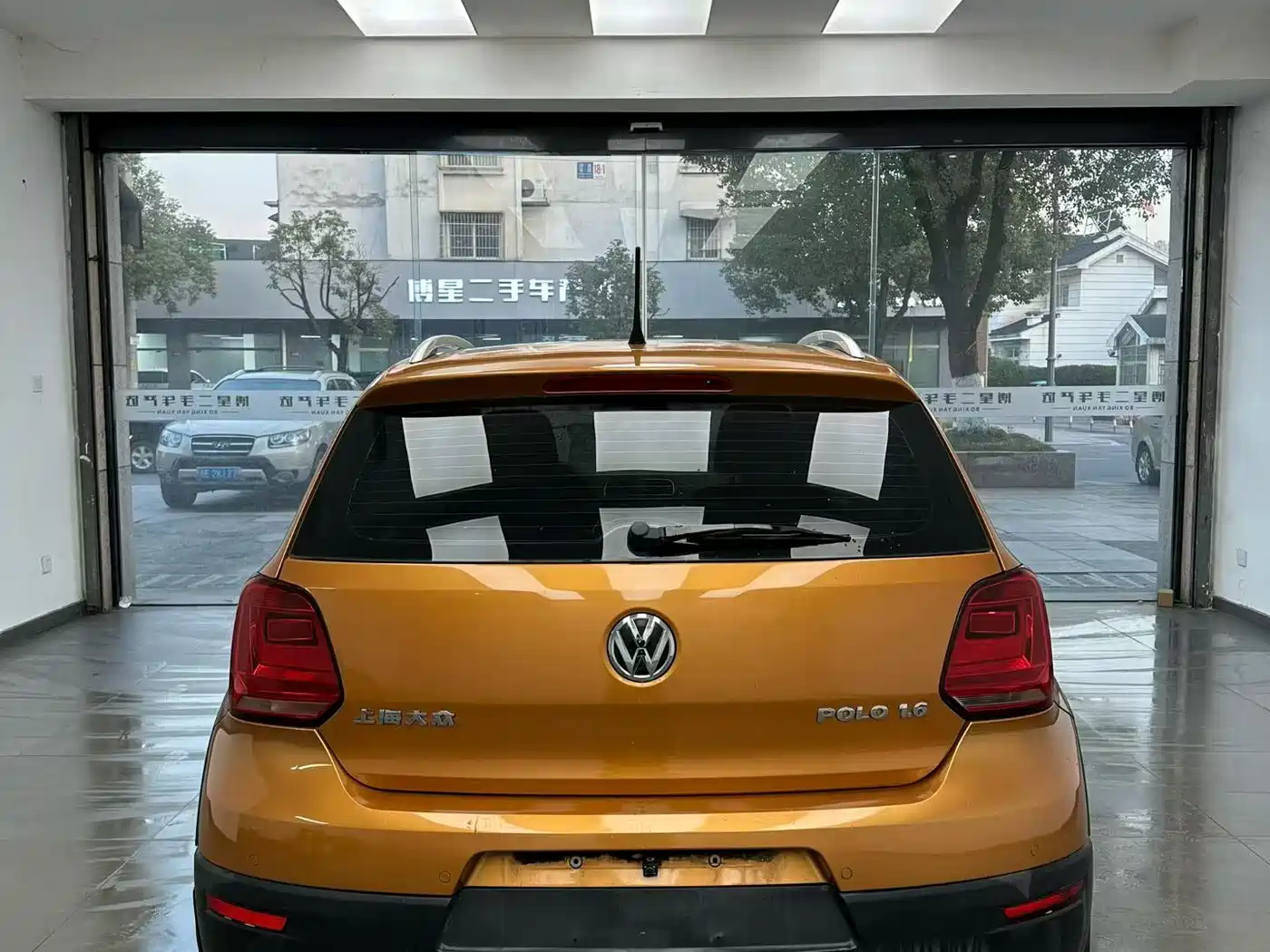 Volkswagen Polo 2014 1.6L Cross Polo Automatic фото 8