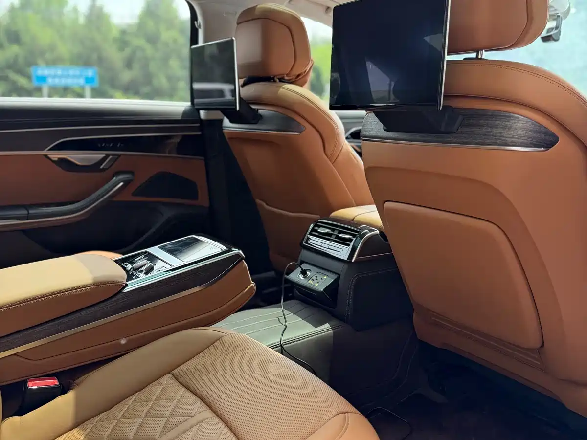 AUDI A8