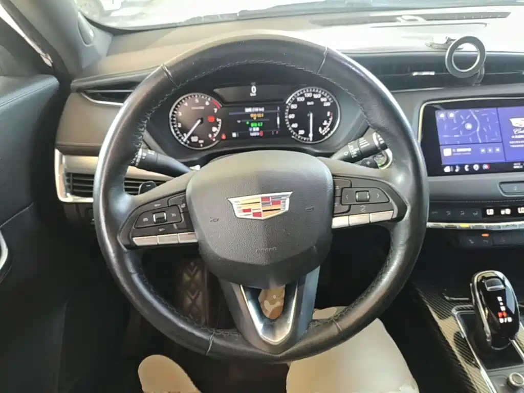 Фото 11 - Cadillac XT4