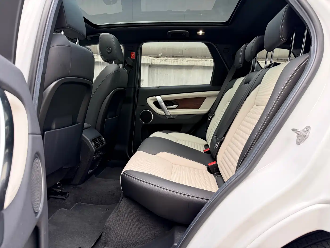 Land Rover Discovery Sport 2022 Model 249PS R-Dynamic S Performance Edition 5-Seater фото 5