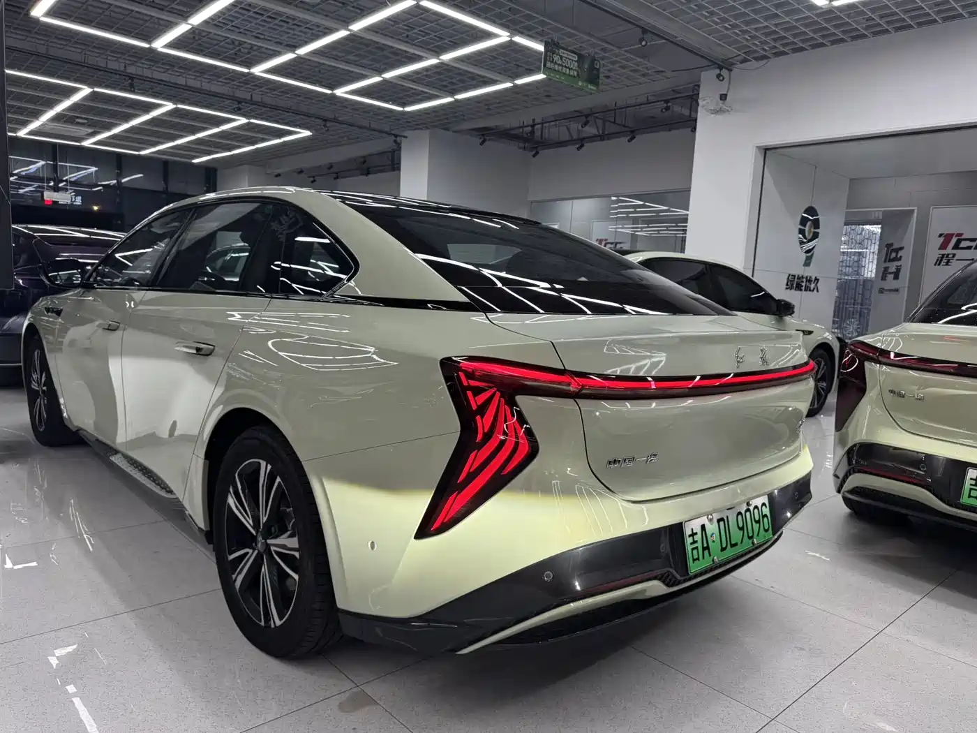 Hongqi EH7 2024 690 Pro фото 13