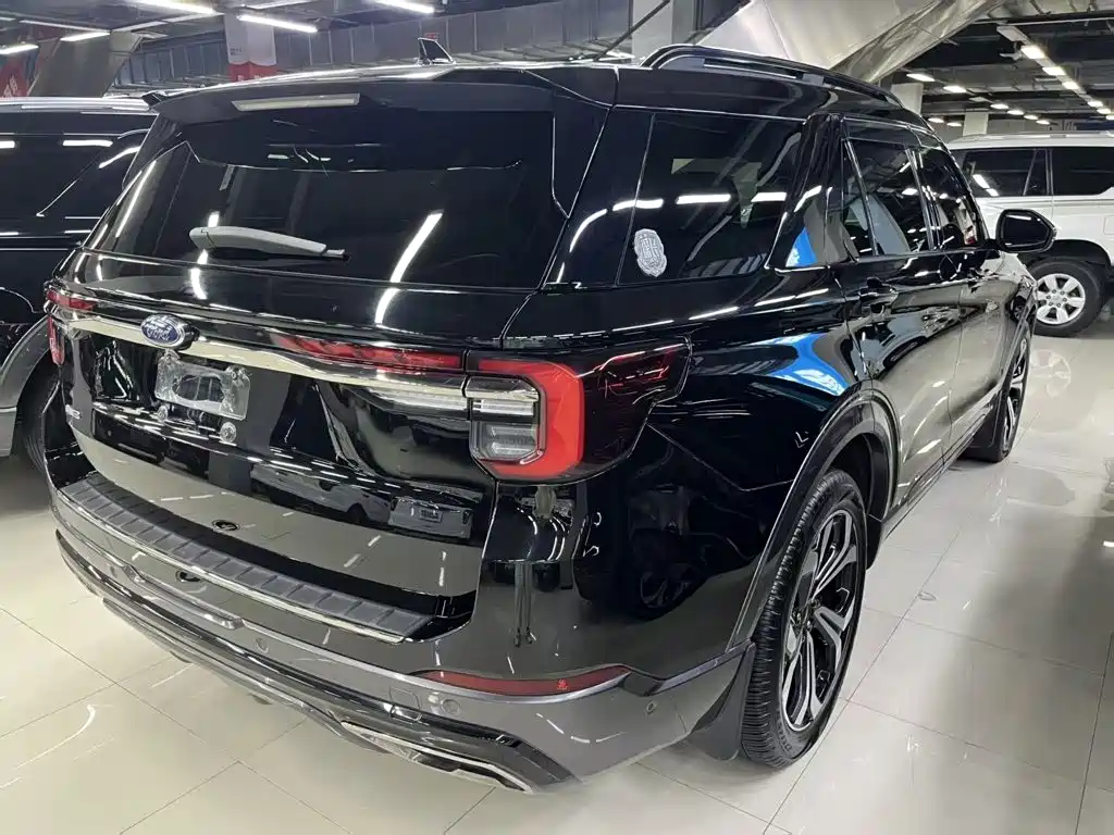 Photo 10 - Ford Explorer