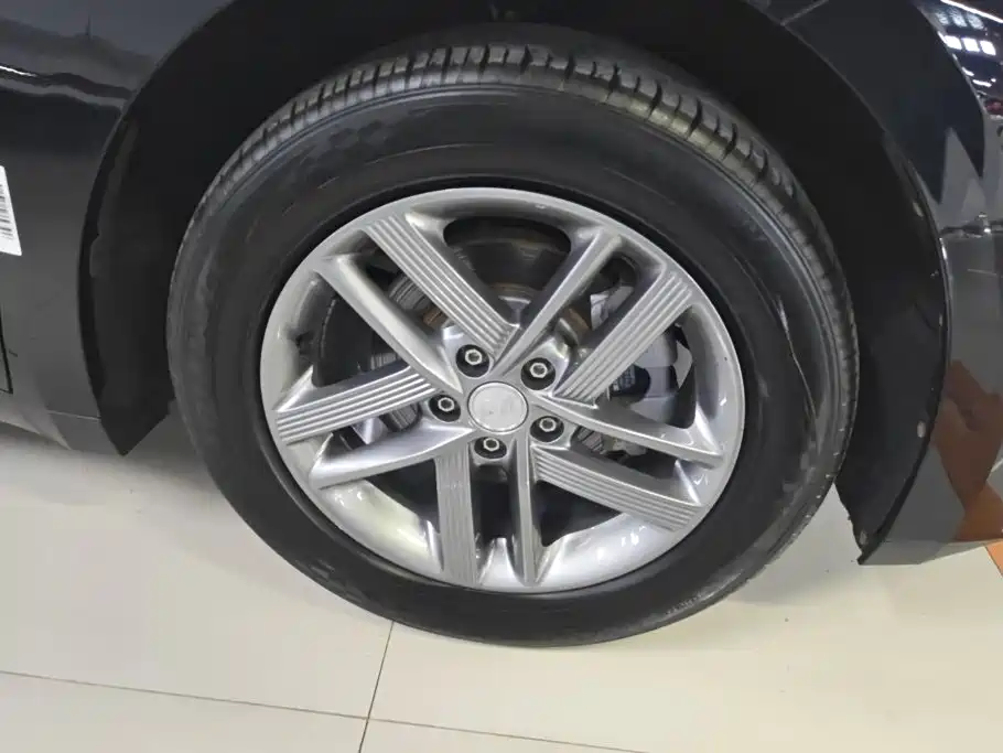Hongqi E-QM5 2026 2025 Model 500km Travel Edition