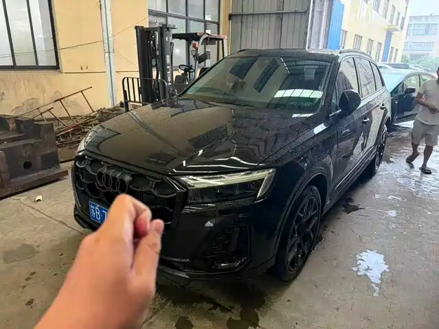 Audi Q7 2025 45 TFSI quattro S line Black Warrior — фото 2
