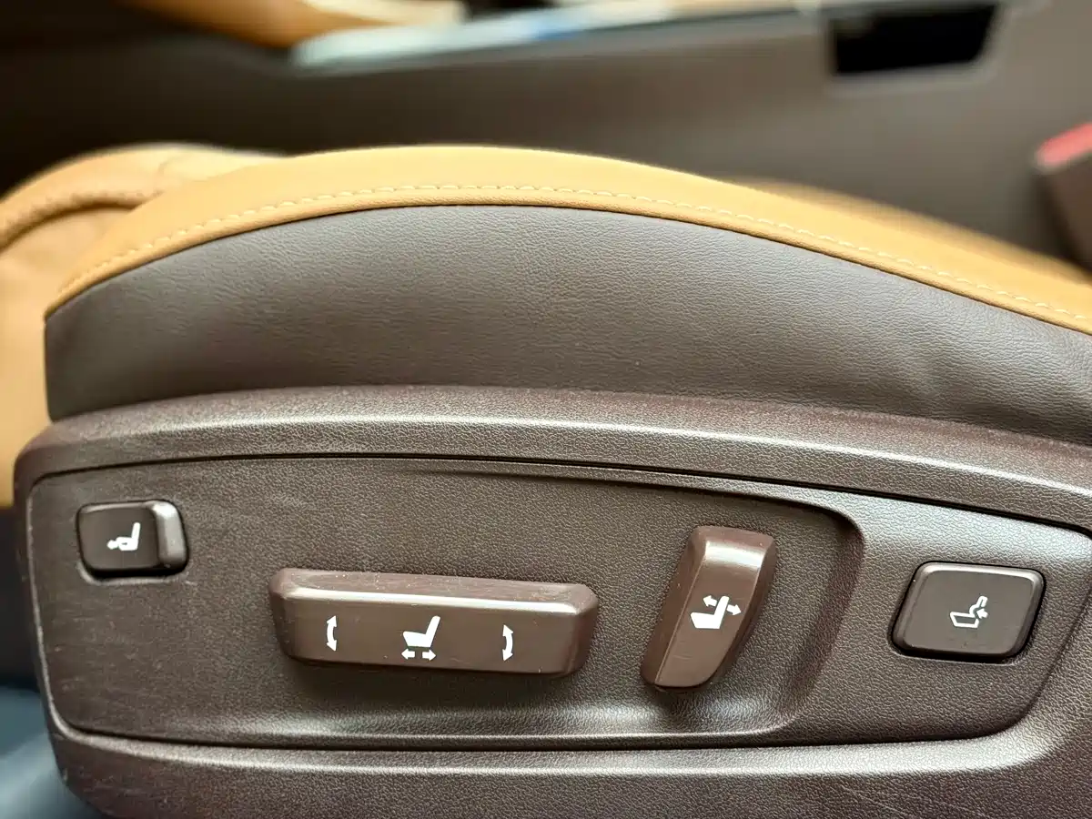 Photo 26 - Lexus ES