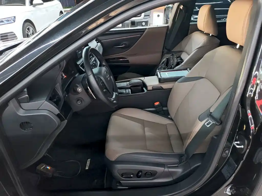 Фото 15 - Lexus ES