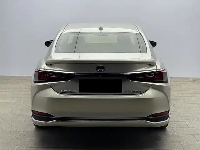 Photo 6 - Lexus ES