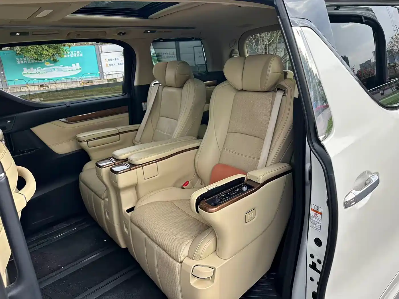 Toyota Alphard 2018 3.5L Premium фото 8
