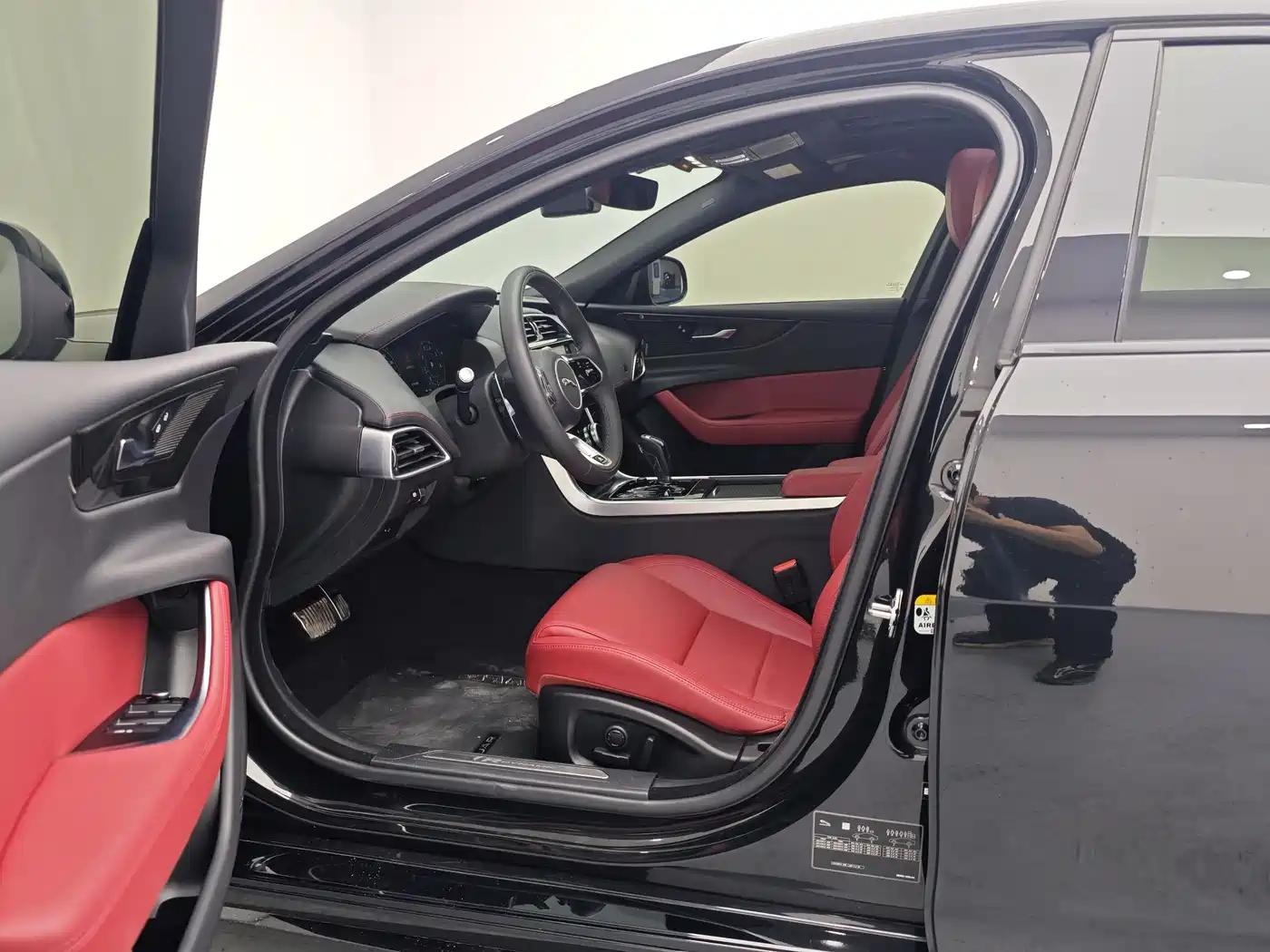 Jaguar XEL 2021 2.0T 250PS Gloss Black Sport Edition фото 13