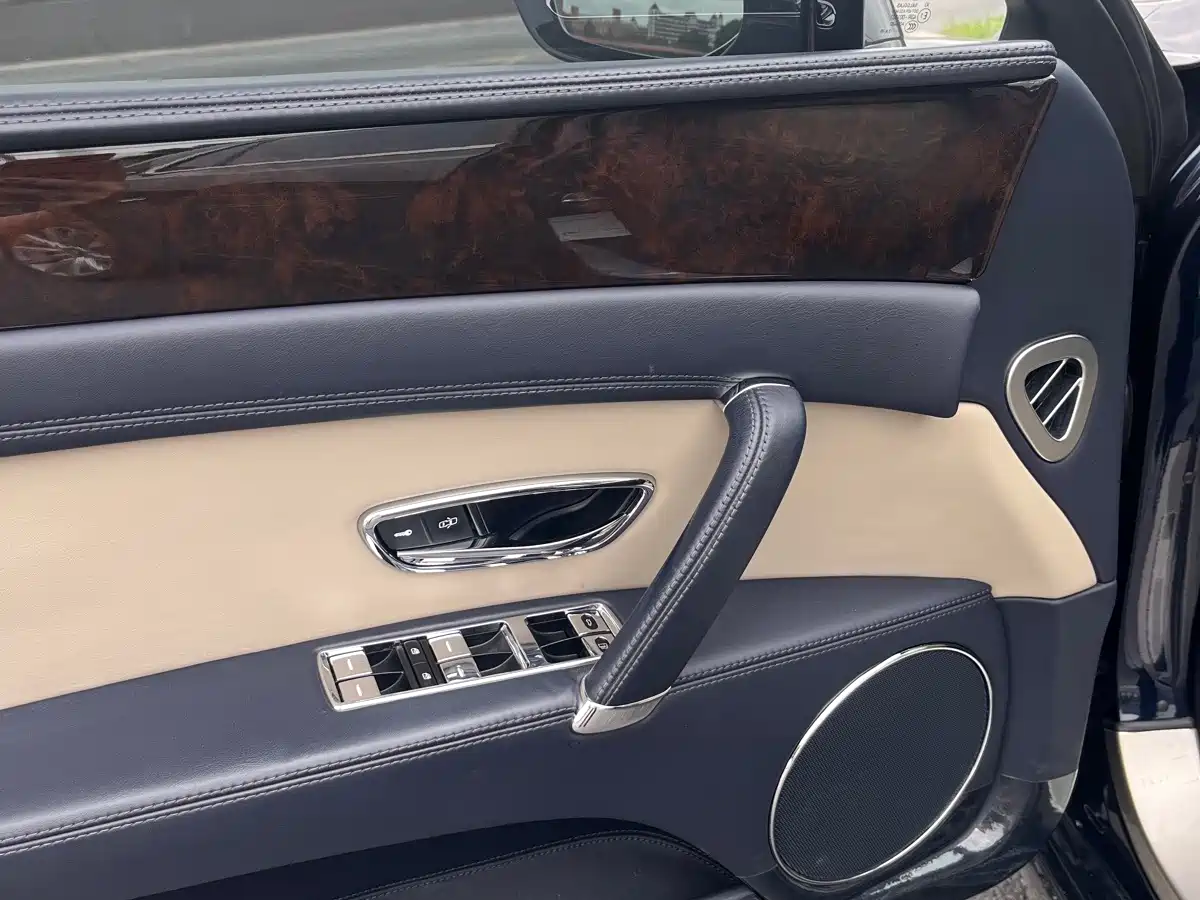 Фото 9 - Bentley Flying Spur
