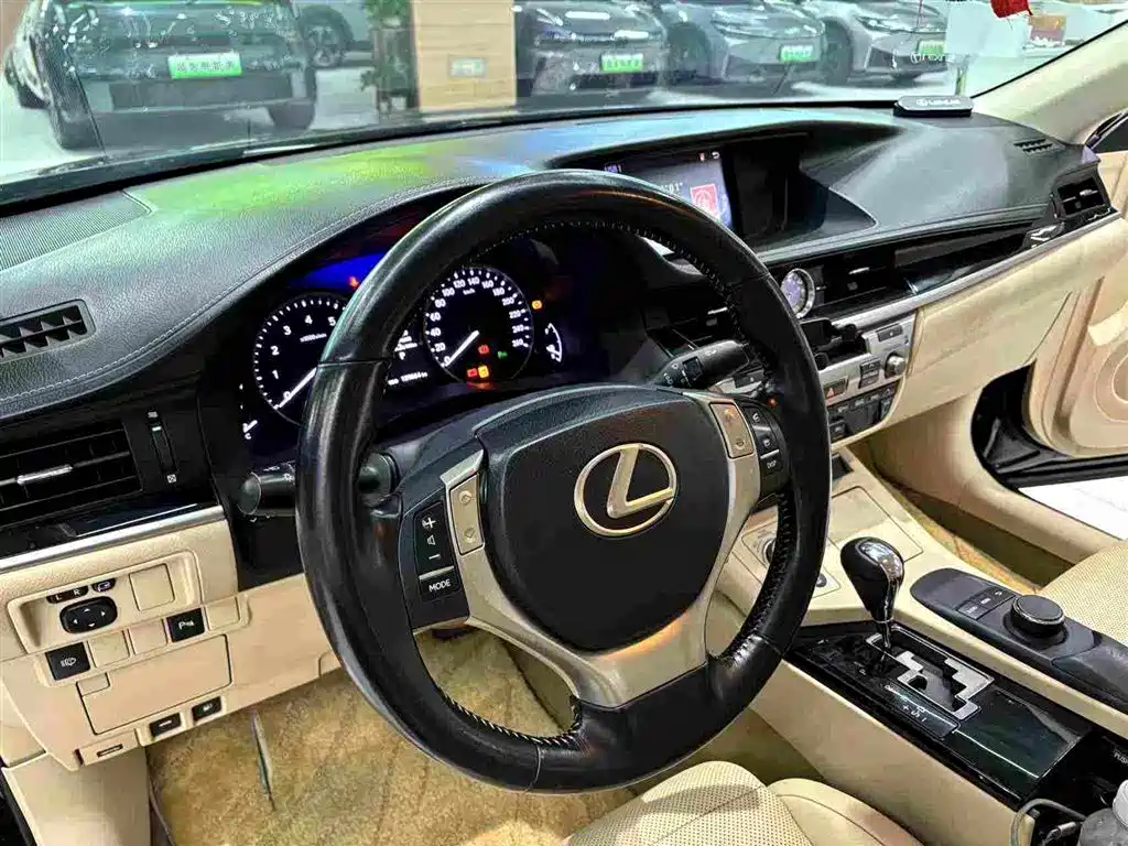 Фото 10 - Lexus ES