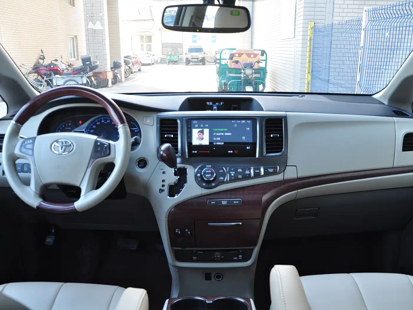 Toyota Sienna 2013 3.5L 4WD Automatic фото 9