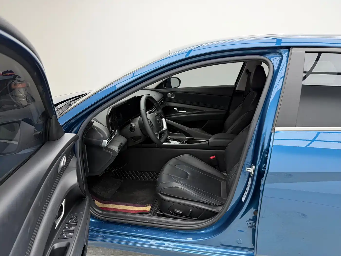Hyundai Elantra 2022 1.5L CVT LUX Premium Edition фото 7