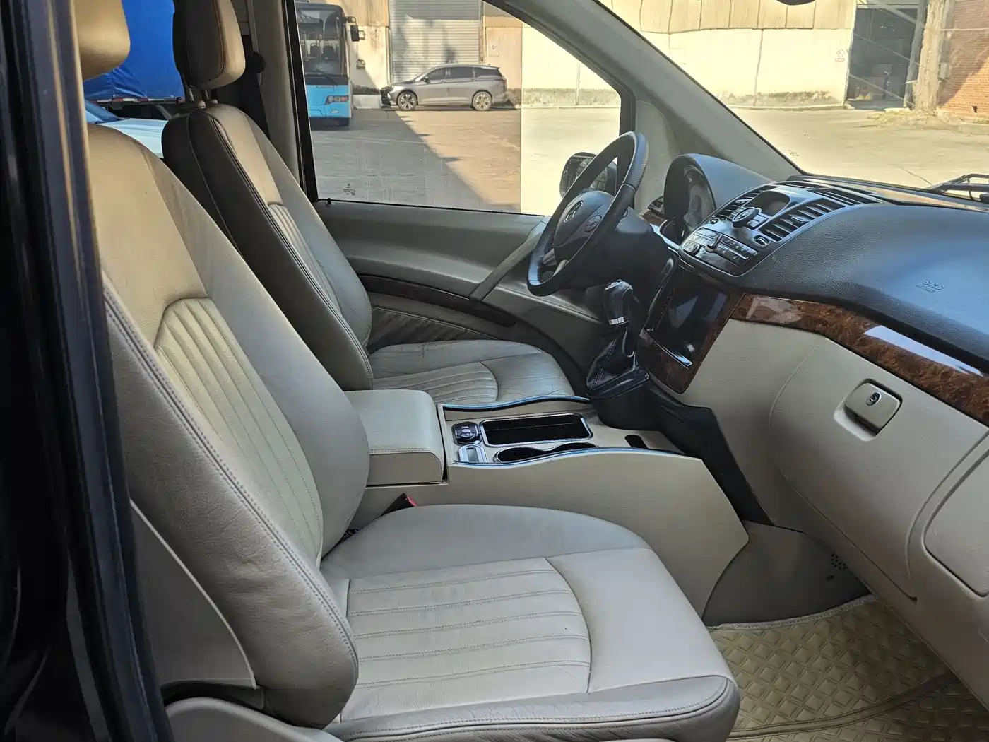 Mercedes-Benz Viano 2011 2.5L Limited Edition фото 6