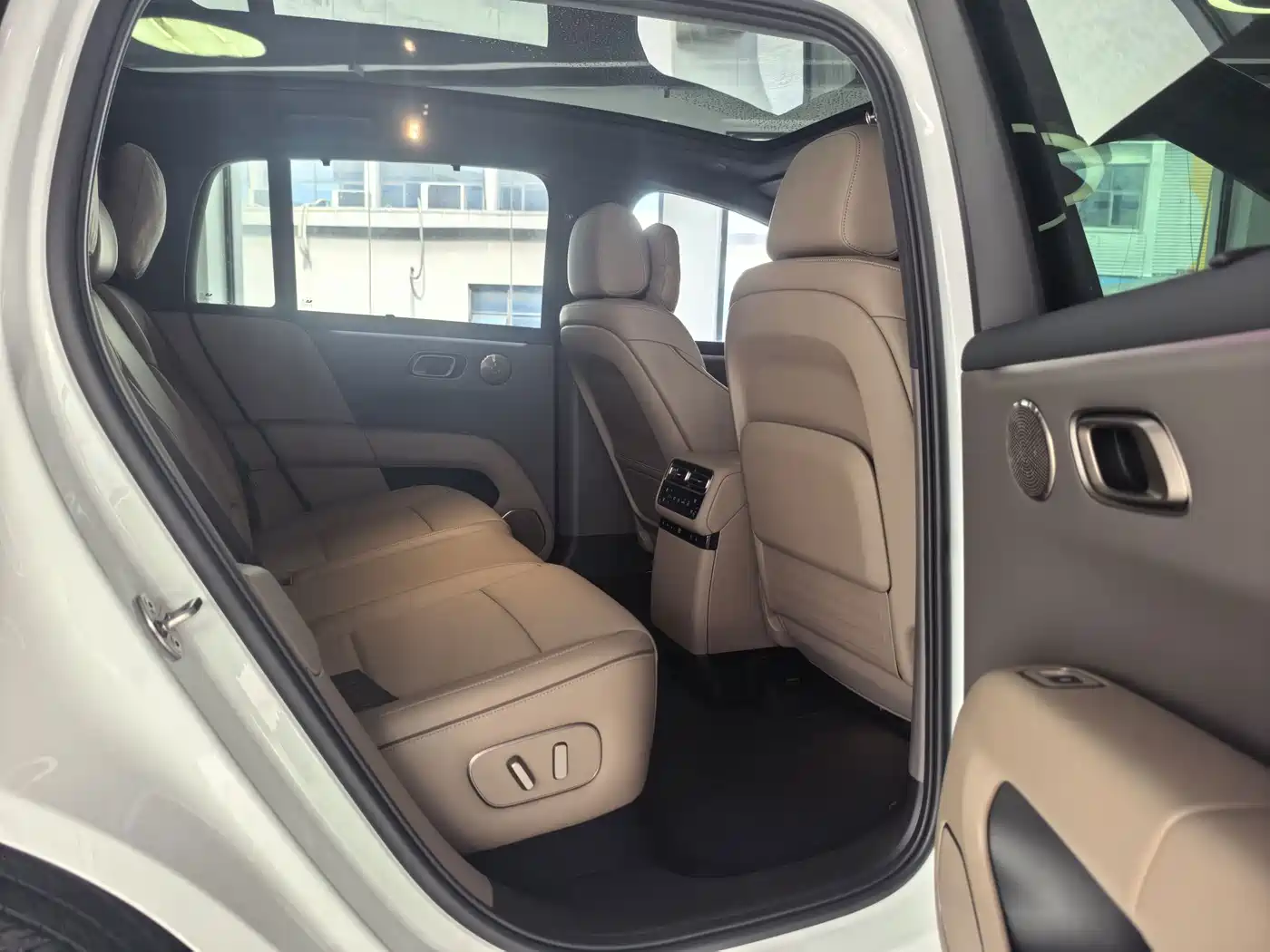 Фото 10 - Li Auto i6