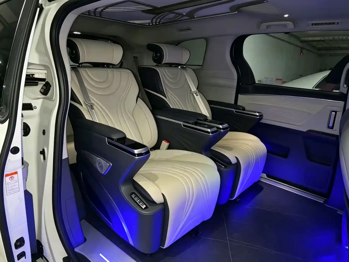 Toyota Granvia 2023 2.5L Hybrid Comfort Edition фото 10