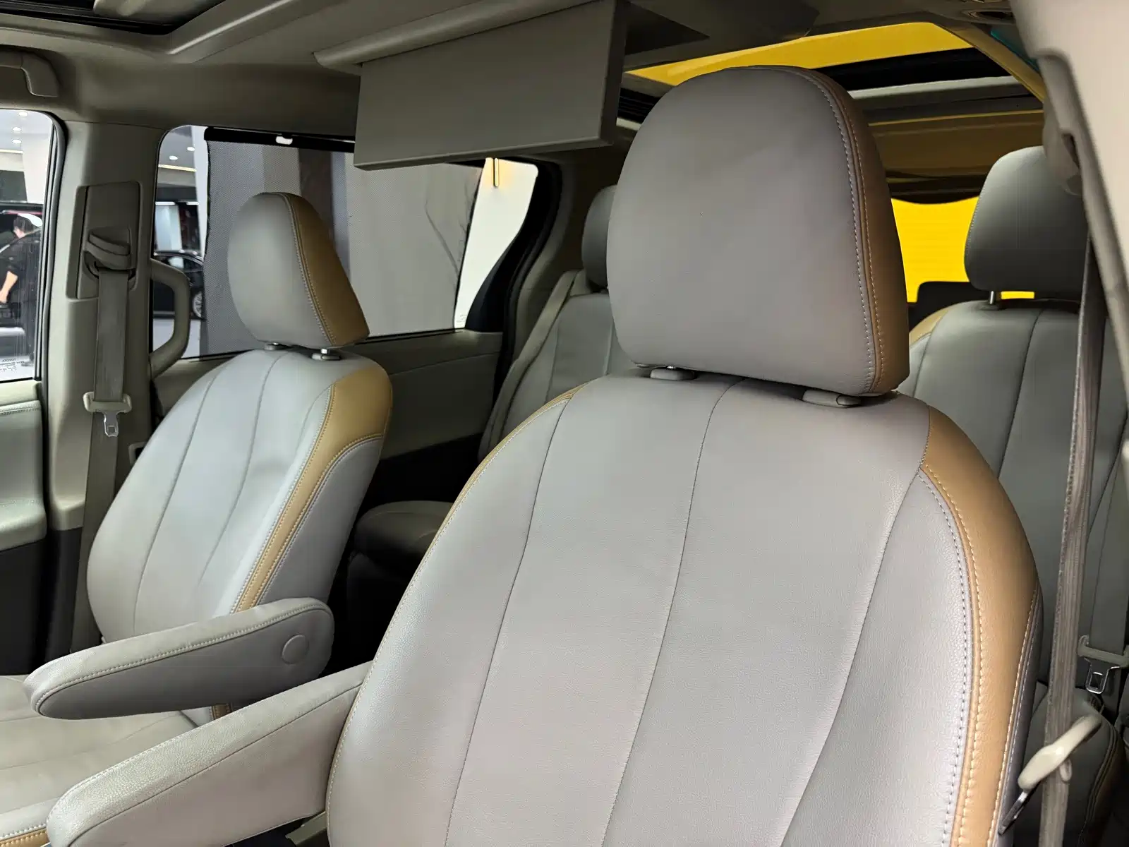 Фото 9 - Toyota Sienna