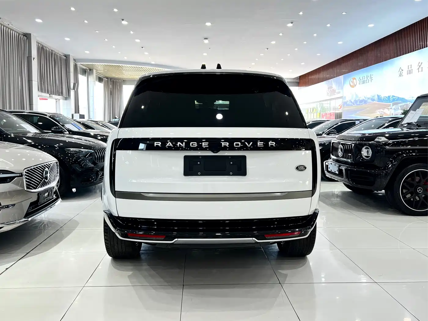 Land Rover Range Rover 2024 3.0 L6 400PS Golden Age Extended 7-Seater фото 5
