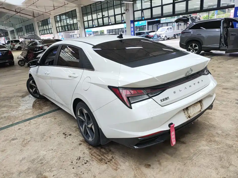Hyundai Elantra 2021 1.5L CVT LUX Premium Edition фото 3