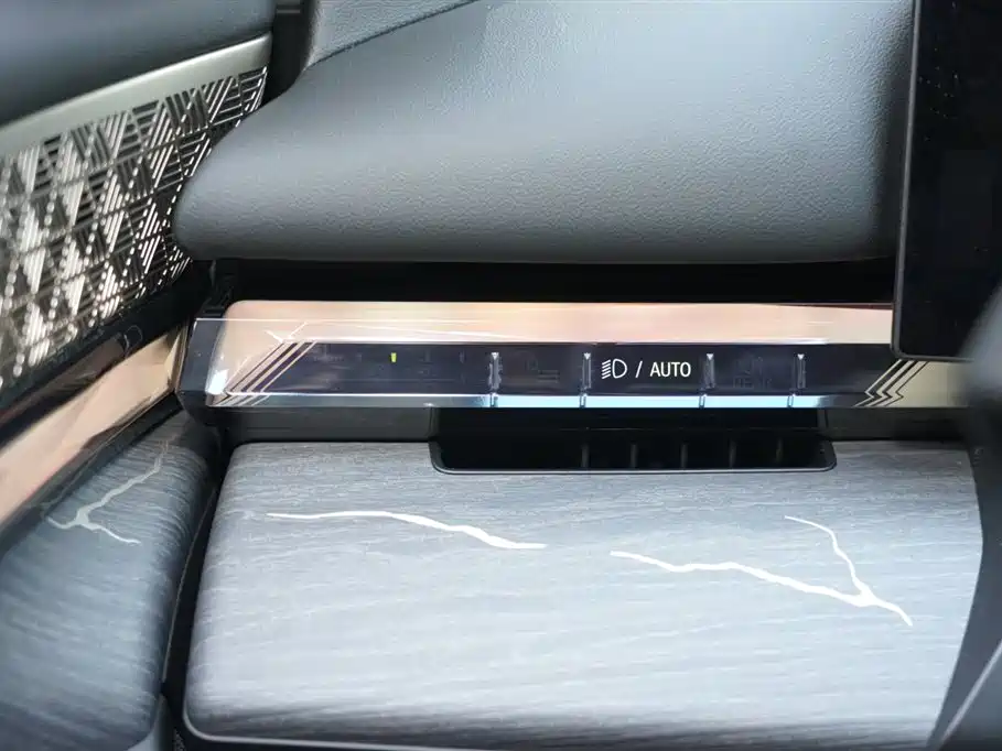 BMW 5 Series 2025 530Li Premium M Sport Package фото 13