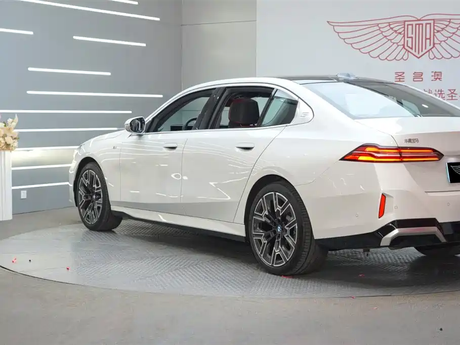 BMW 5 Series 2025 530Li Premium M Sport Package фото 3
