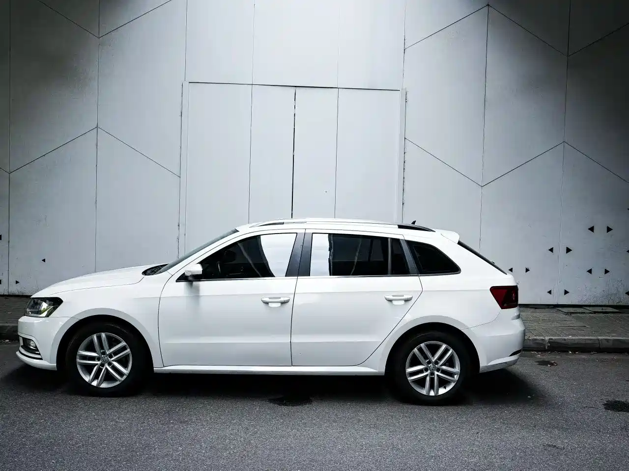 Volkswagen Lavida Tour 2017 180TSI DSG Comfort Edition фото 2