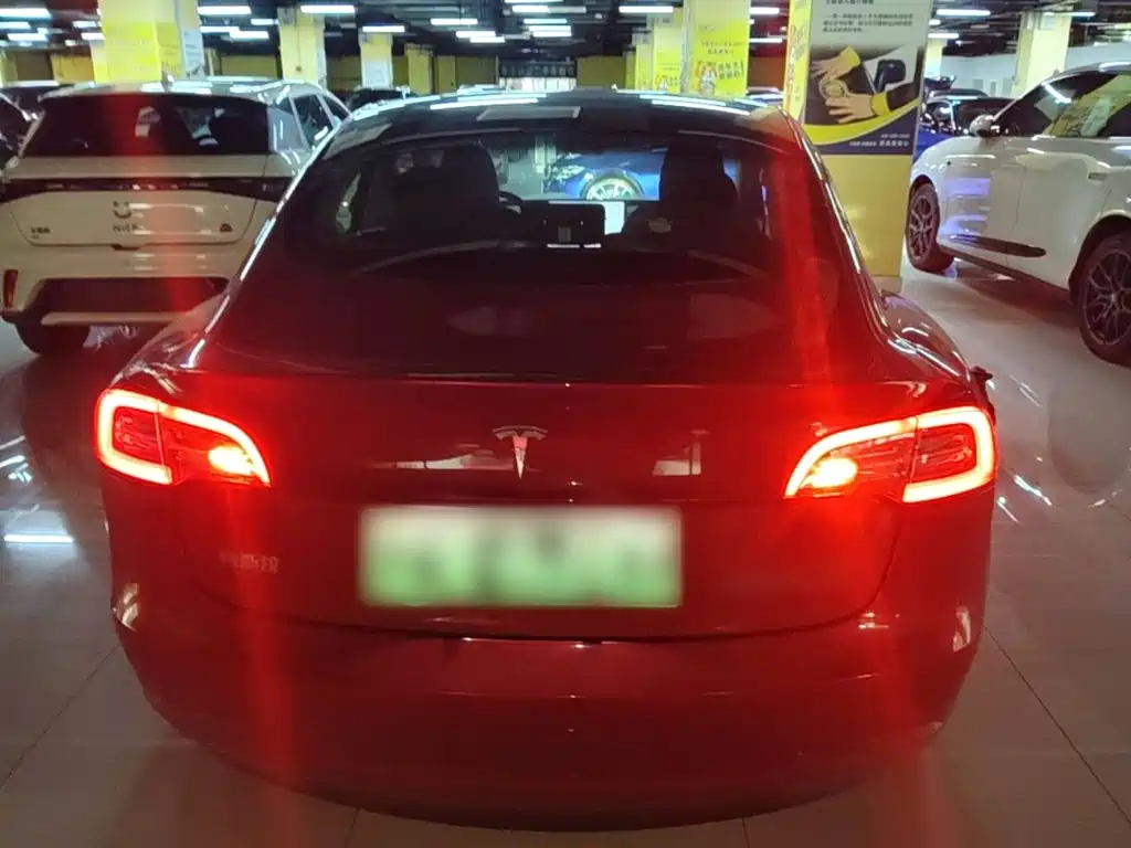 Фото 6 - Tesla Model 3