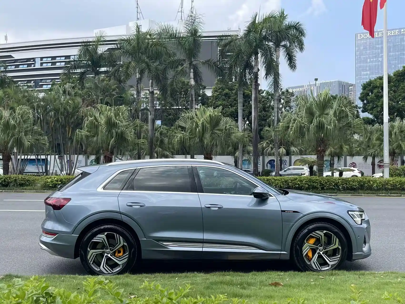 Photo 7 - Audi e-tron