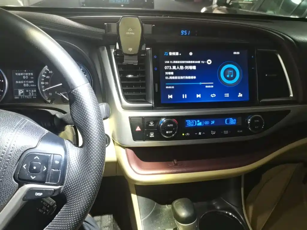 Photo 13 - Toyota Highlander