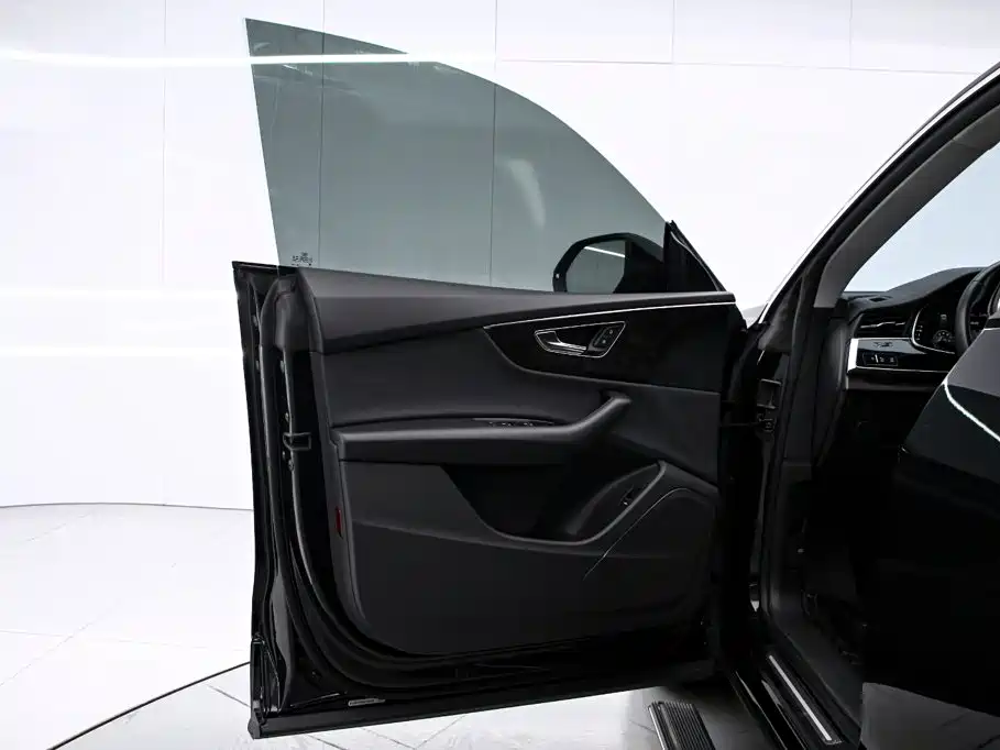Photo 12 - Audi Q8