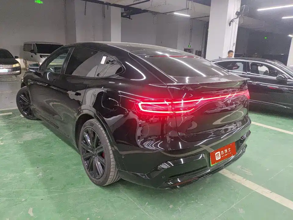 Photo 3 - Zhijie Luxeed R7