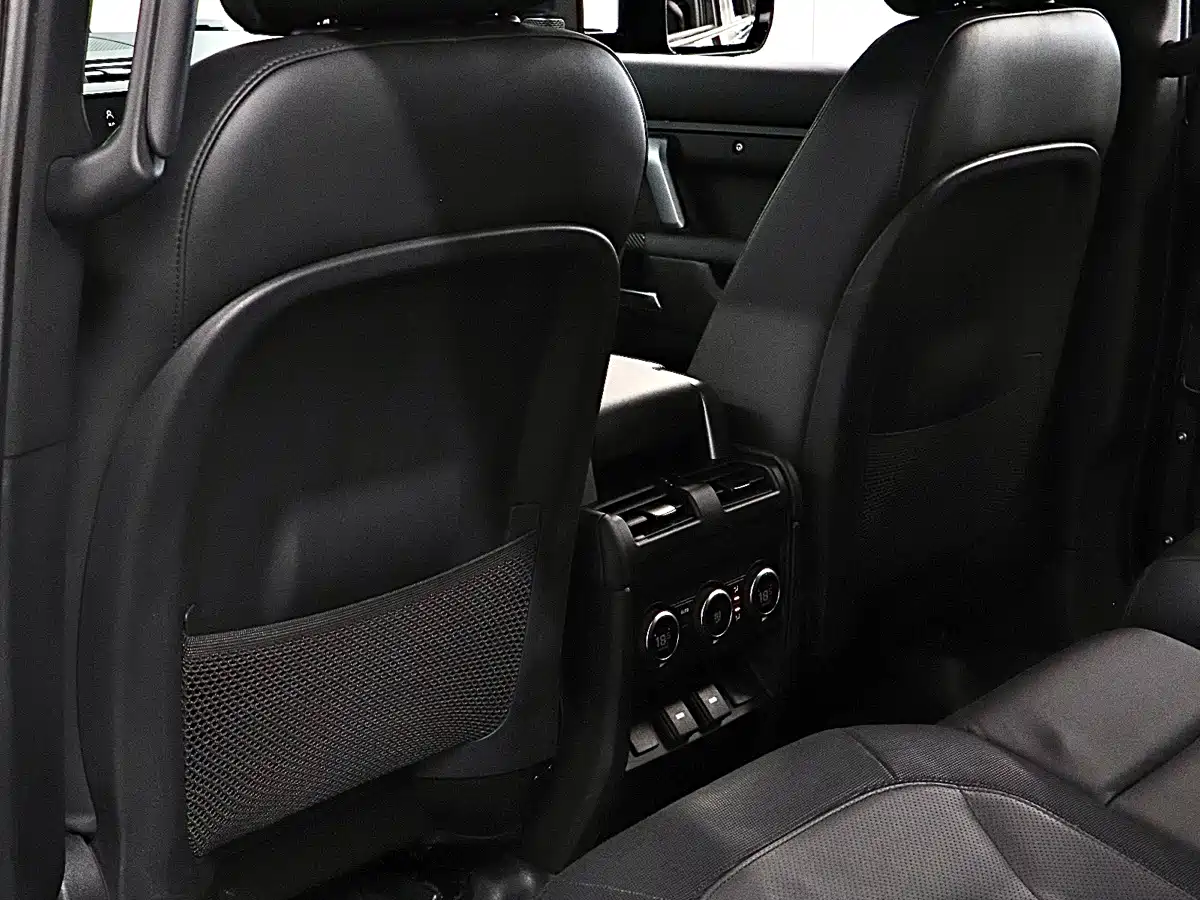 Photo 13 - Land Rover Defender