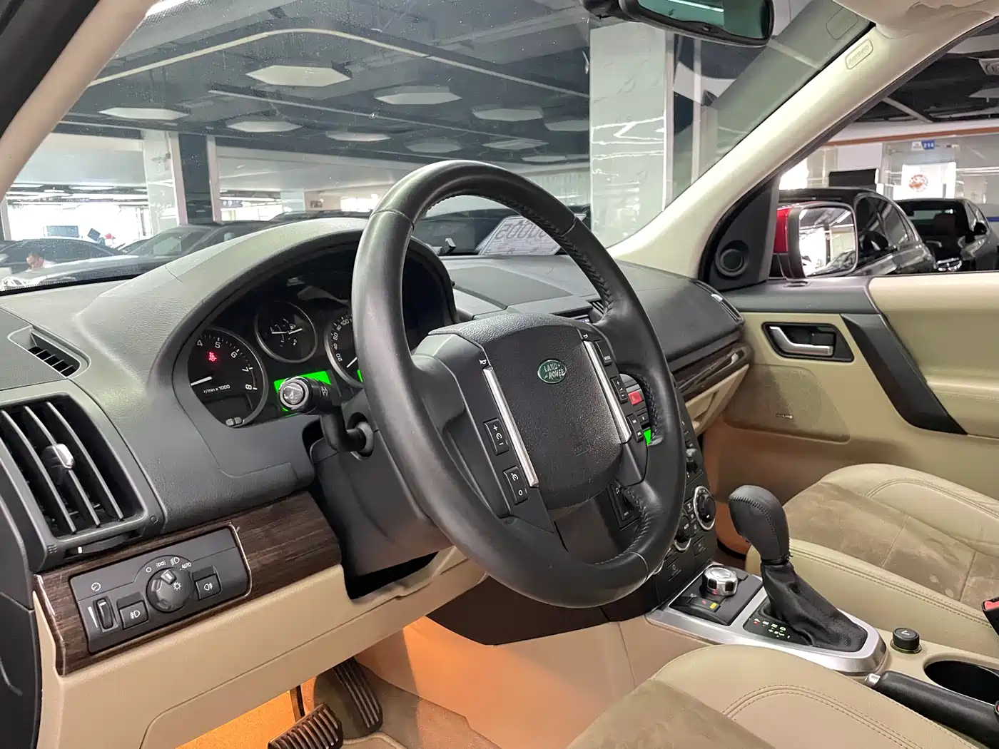 Land Rover Freelander 2 2011 3.2L China Red Limited Edition фото 26