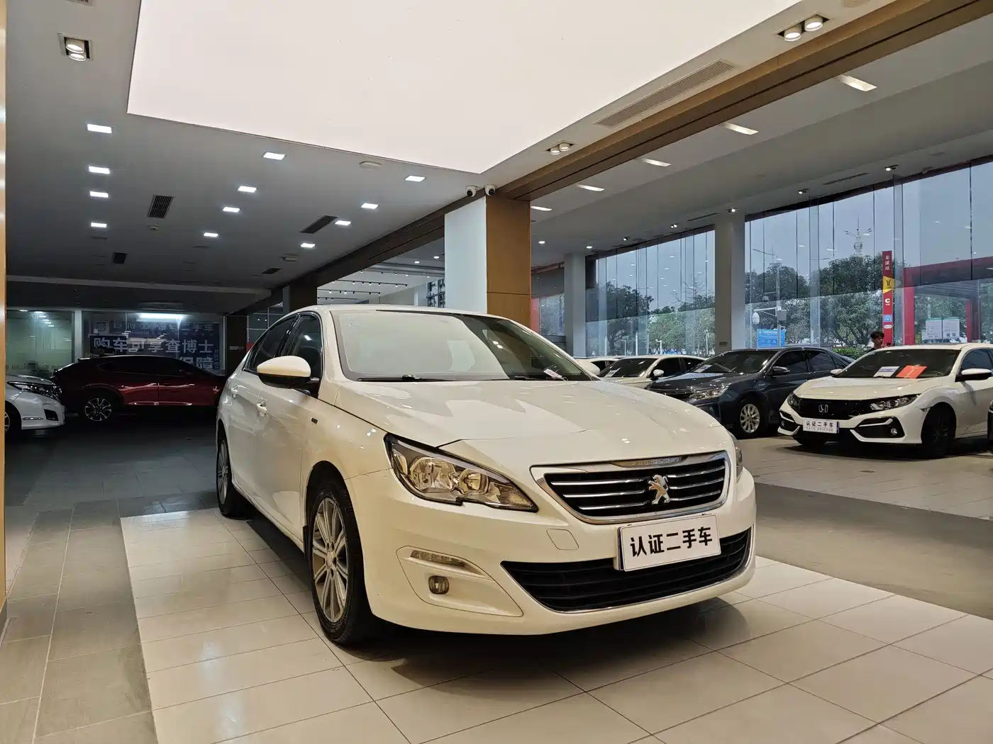 Peugeot 408 2016 1.6T Automatic Luxury Edition фото 4