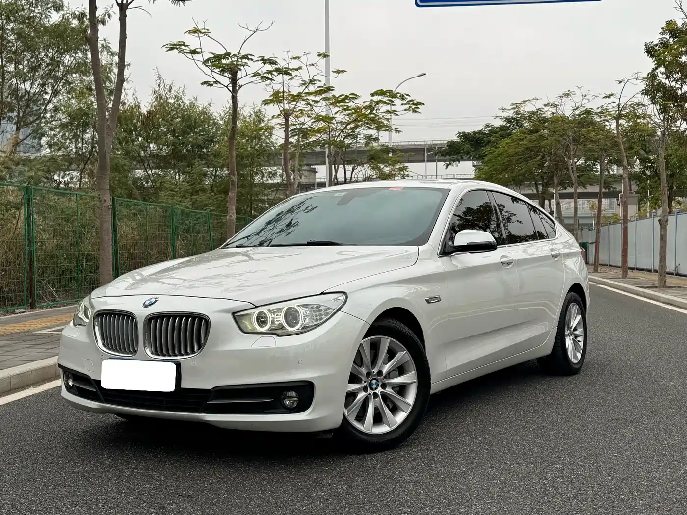 BMW 5 Series GT 2014 528i Leading